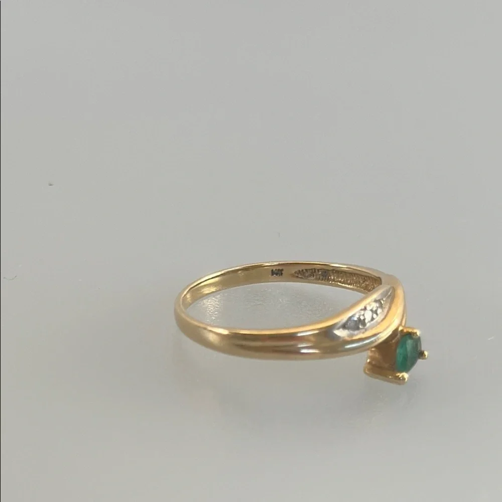 14k real solid gold real  emerald real Diamonds ring